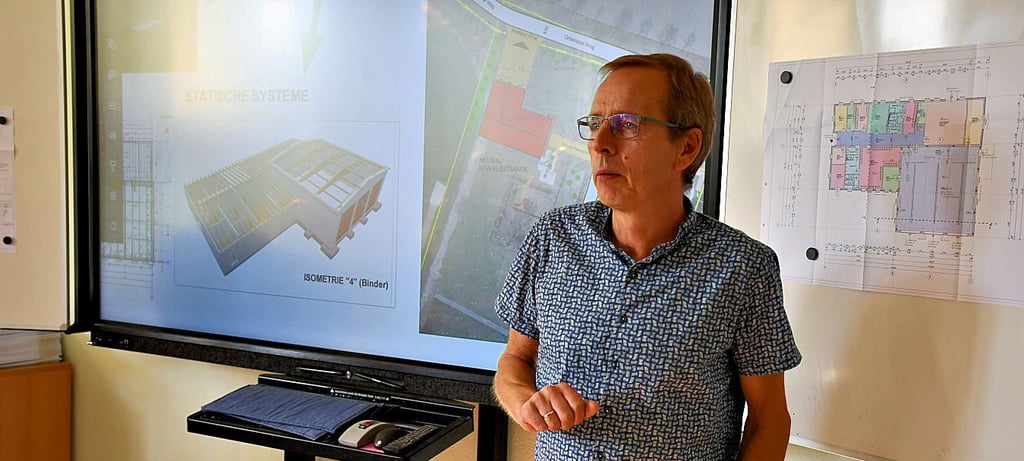 Planer Guido Cierpinski stellte im September Details zum Gerätehausbau vor. Dazu war nur ein Teil der Stadträte eingeladen.