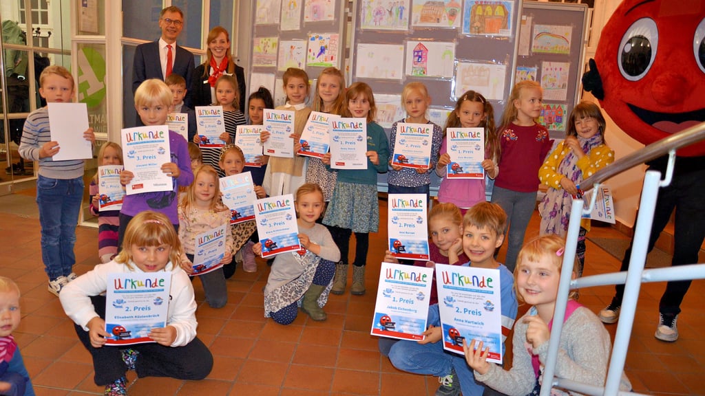 Große Freude bei den Erstklässlern: Sie haben die schönsten Bilder ihrer Klassen gemalt und dafür Preise erhalten.