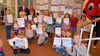 Große Freude bei den Erstklässlern: Sie haben die schönsten Bilder ihrer Klassen gemalt und dafür Preise erhalten. 