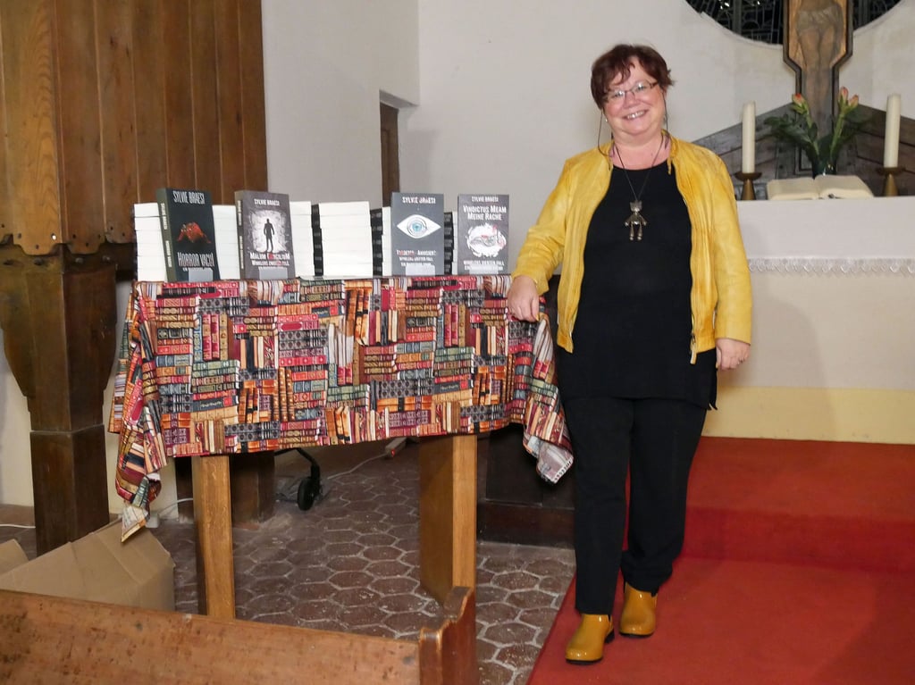 Autorin Silvie Braesi hat in der Dorfkirche Dolle aus ihren Krimis vorgelesen.