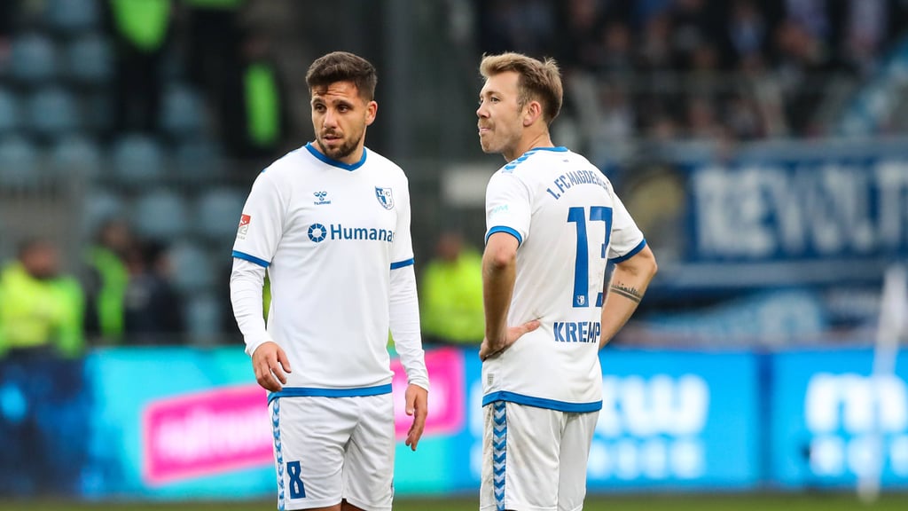 Ahmet Arslan (l.) ist beim 1. FC Magdeburg in Osnabrück Ersatzspieler, Connor Krempicki steht derweil einmal mehr in der Startelf.