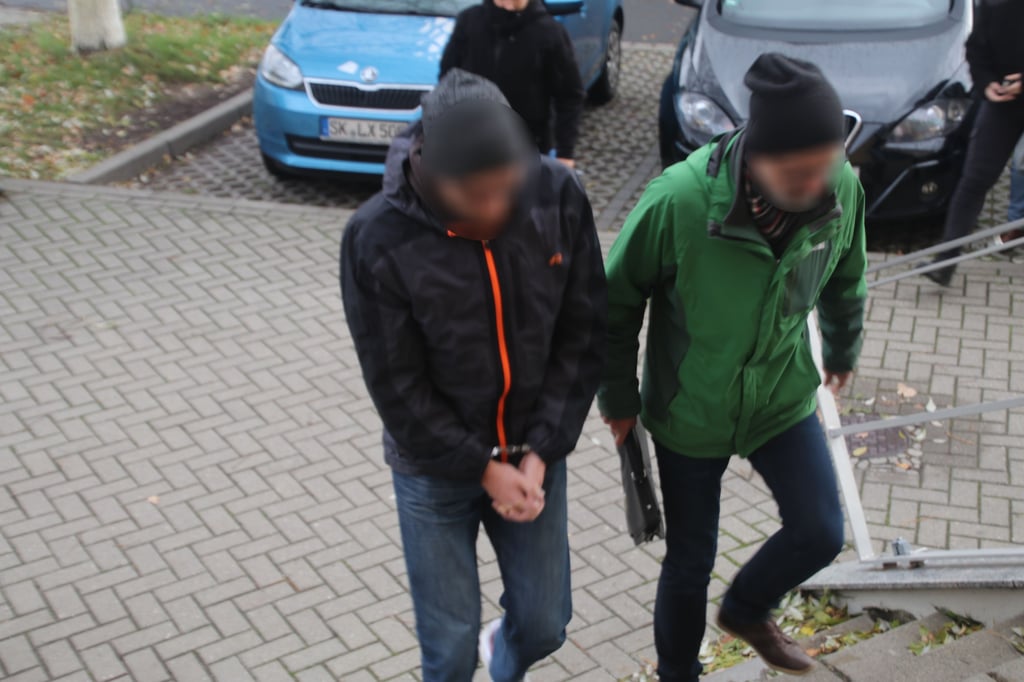 Hier wird der Tatverdächtige am Samstagmorgen am Amtsgericht Halle zum Haftrichter gebracht.