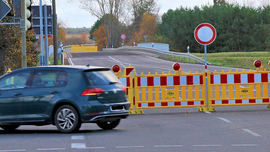 Die Bundesstraße 187 bleibt in Schweinitz zwischen der Ampelkreuzung und der Fließbrücke gesperrt.
