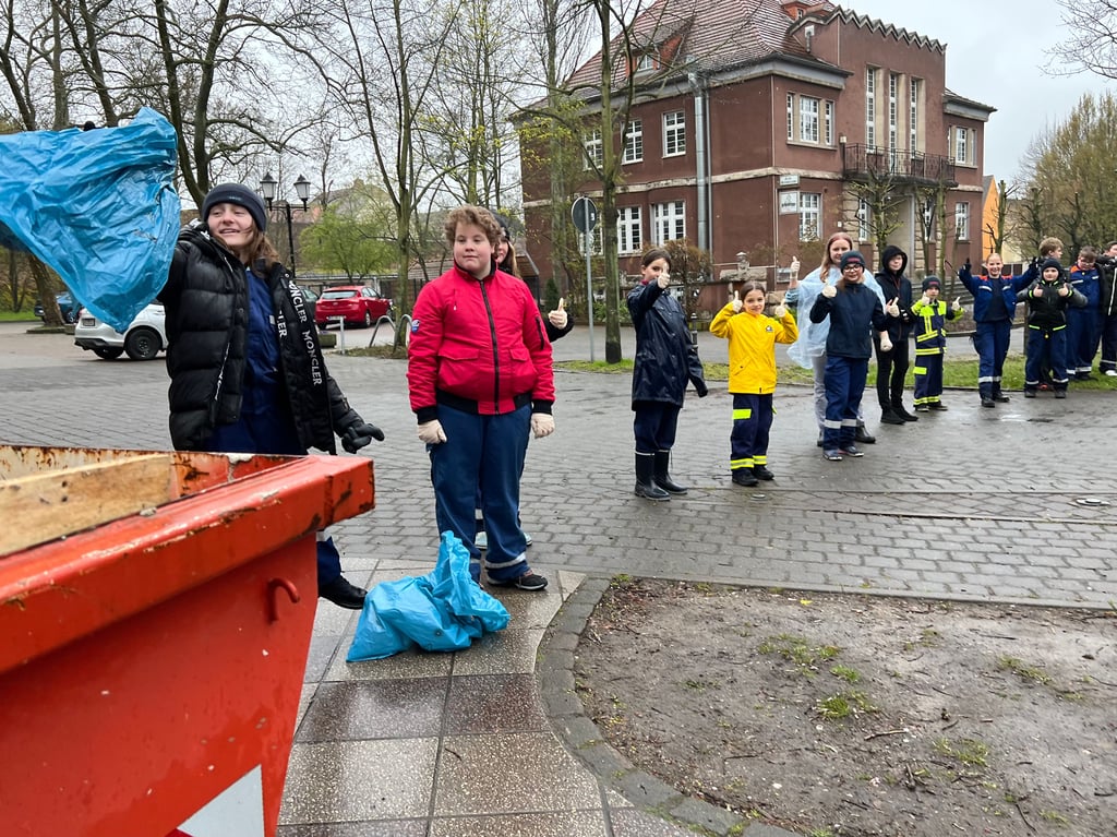Ein Frühjahrsputz fand im Rahmen der Bitterfeld-Wolfener Umwelttage auch im Holzweißiger Park statt. Solche Einsätze junger Leute sollen künftig belohnt werden.