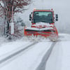 Ein Räumfahrzeug des Winterdienstes fährt auf der Brockenstraße. Am frühen Morgen setzten erste Schneefälle in den Harzbergen ein. Der Harzgipfel und einige Bergregionen des Harzes liegen unter einer weißen Schneedecke. Das winterliche Wetter setzt sich in den kommenden Tagen fort..