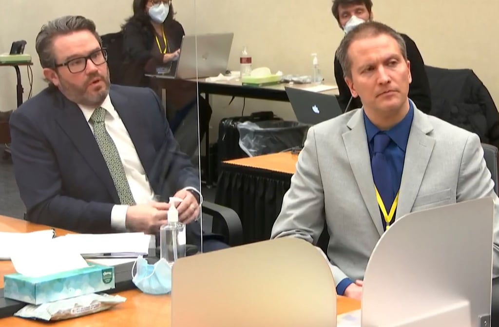 Derek Chauvin (r.) mit seinem Verteidiger Eric Nelson (l.) im April 2021 während eines Gerichtstermins.