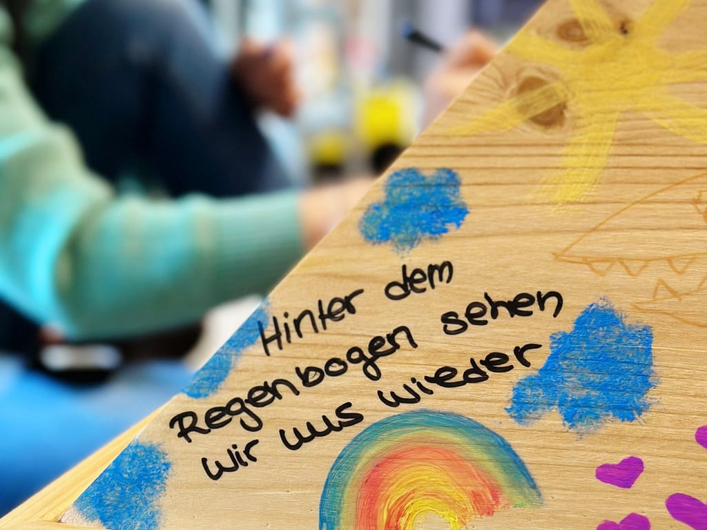 Bunter Abschied: Nach dem Tod des vierjährigen Oskar bemalten Freunde und Familienmitglieder den Sarg des Jungen, bevor er kremiert wurde.
