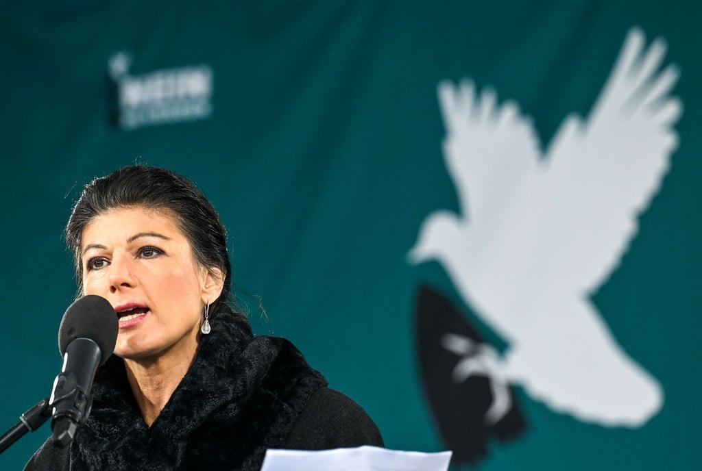 Die Politikerin Sahra Wagenknecht während ihrer Rede bei der Friedensdemonstration.