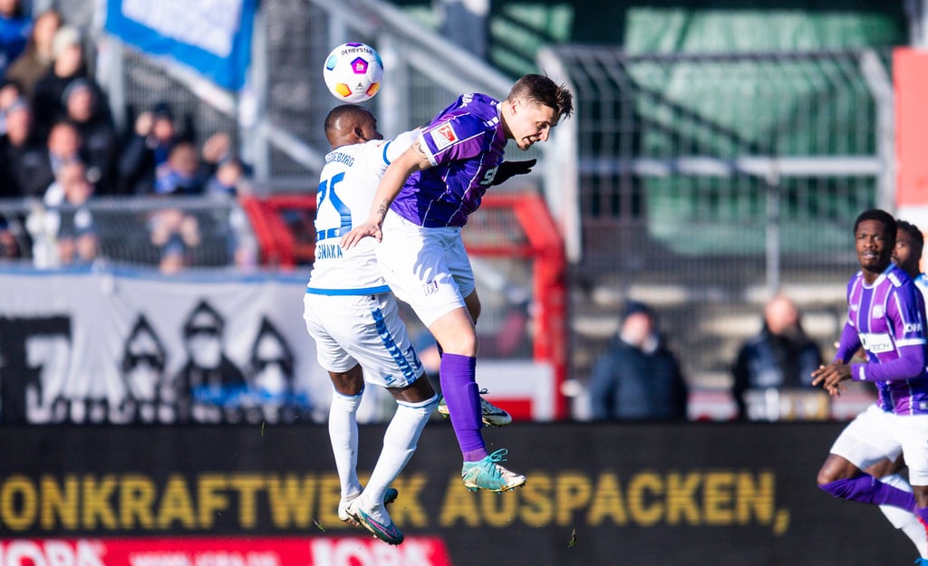 Silas Gnaka (hier links im Kopfballduell) und seine Kollegen vom 1. FC Magdeburg fahren drei Zähler ein und haben nun 16 Punkte.