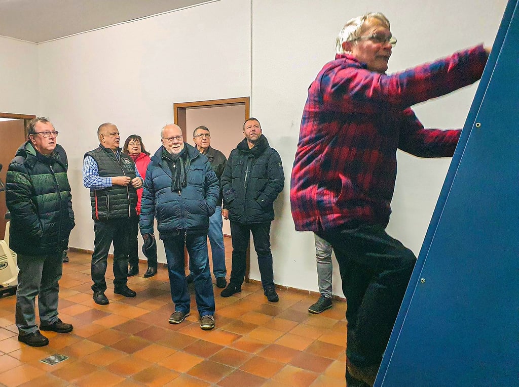 Ausschussmitglied Dirk Kuke (Freie Fraktion) probierte im Übungsraum für Atemschutzgeräteträger die Endlosleiter aus und stellte fest, wie anstrengend das ist.