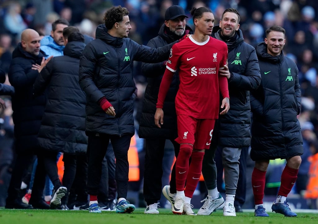 Liverpools Darwin Nunez (M) hatte nach dem Remis gegen Manchester einen kleinen Wortwechsel mit City-Coach Pep Guardiola (hinten).