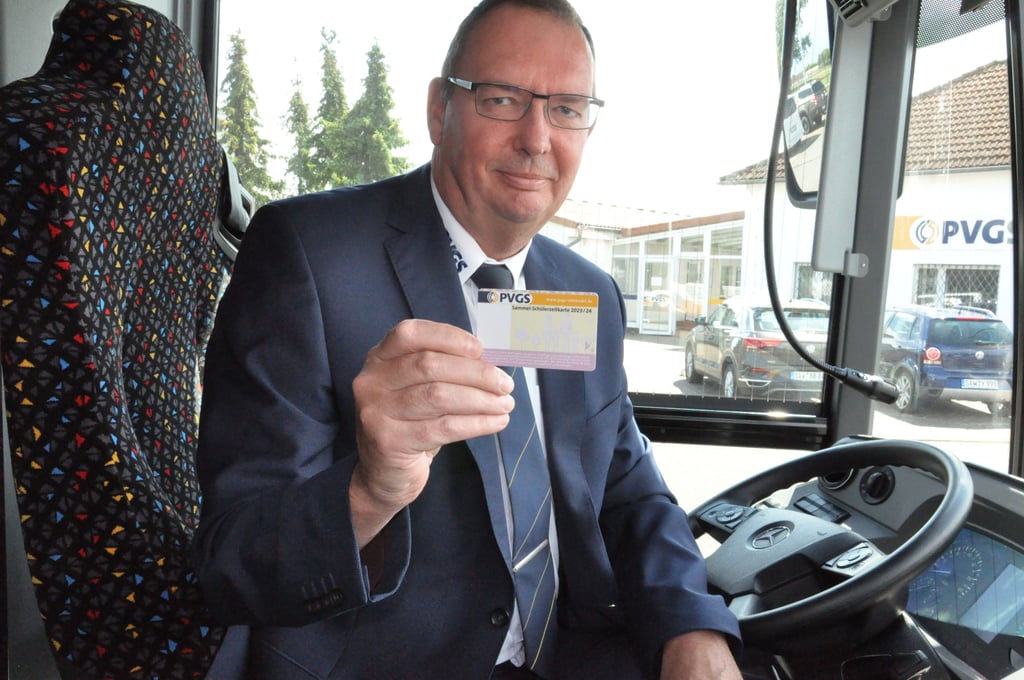 PVGS-Chef Ronald Lehnecke, hier bei der früheren Präsentation der neuen Sammel-Schülerzeitkarte, sprach im Kalbenser Bauausschuss.
