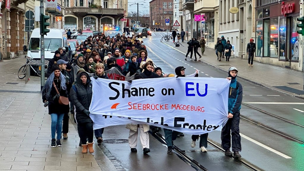 Rund 100 Demonstranten sind in Halle für eine gerechte Asylpolitik auf die Straße gegangen.