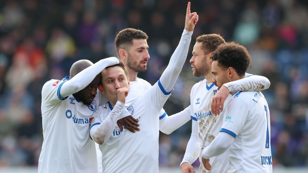 "Papa" Baris Atik brachte den 1. FC Magdeburg beim VfL Osnabrück in Führung und jubelte mit dem Daumen im Mund.