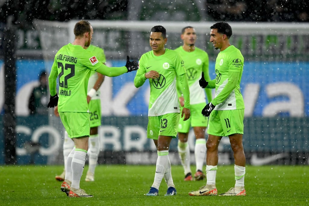 Die Wolfsburger Spieler klatschen nach dem Spiel ab.