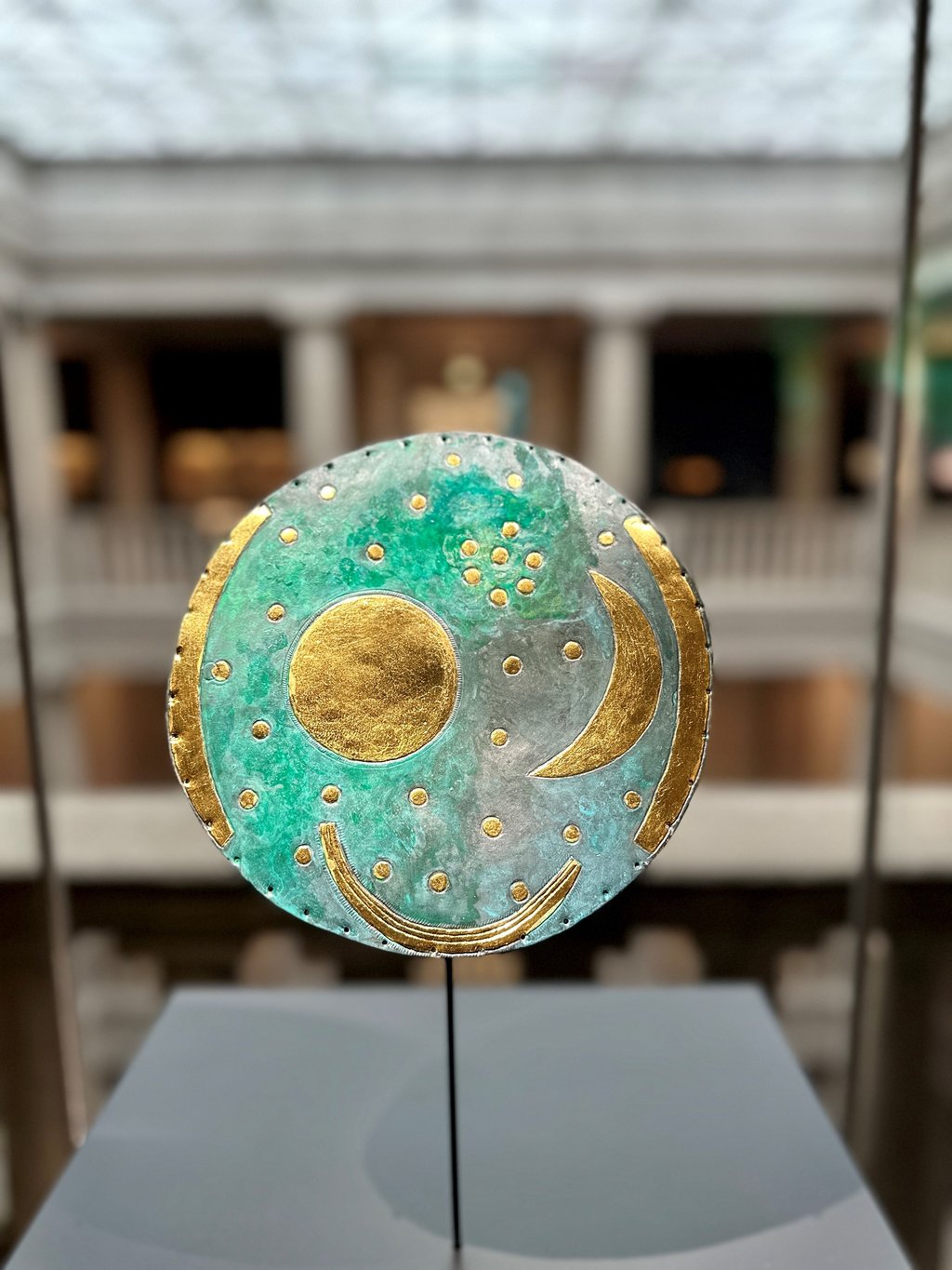 In einer Vitrine ist die Himmelsscheibe aus dem All im Ausstellungsbereich des Landesmuseums zu sehen.