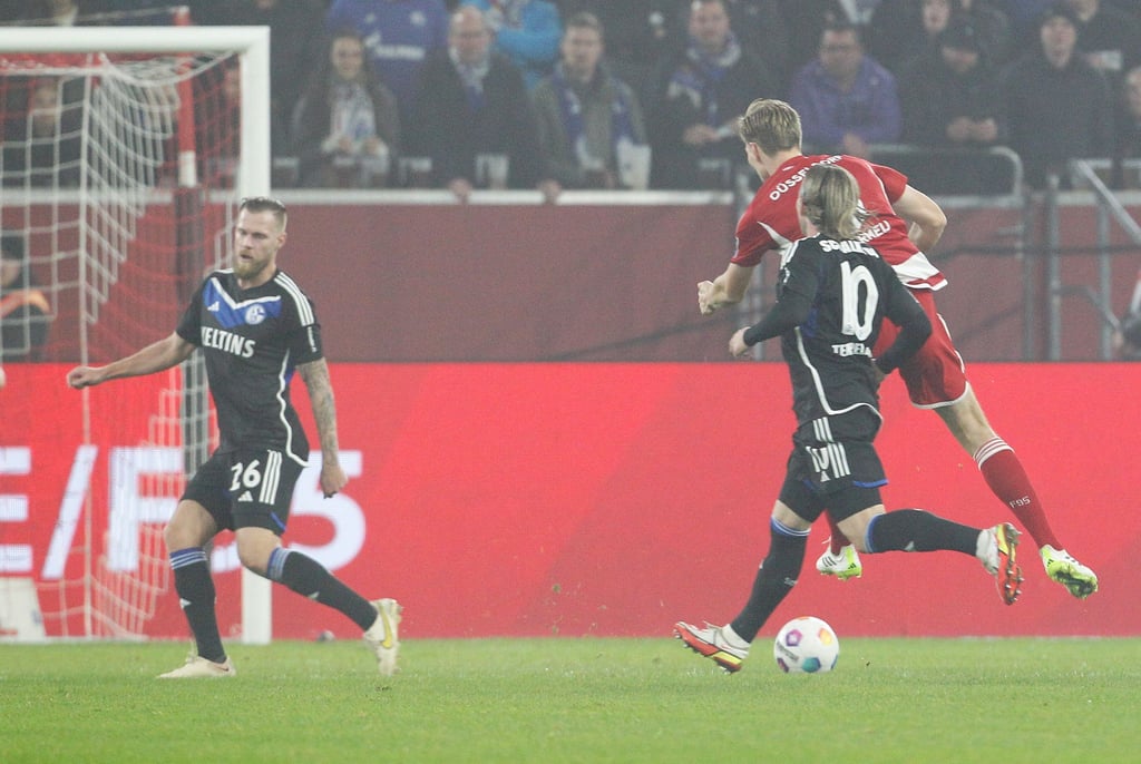 Düsseldorfs Vincent Vermeij (r) traf beim Fortuna-Sieg gegen Schalke gleich zweimal.