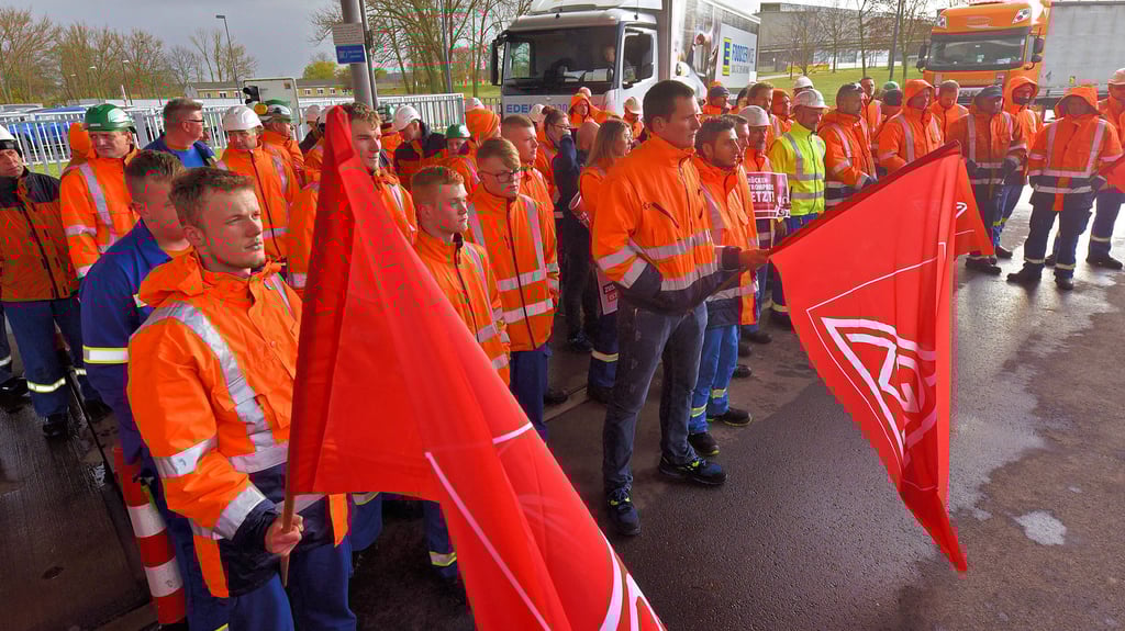 Zahlreiche Novelis-Mitarbeiter beteiligen sich an der Kundgebung vor dem Werkstor.