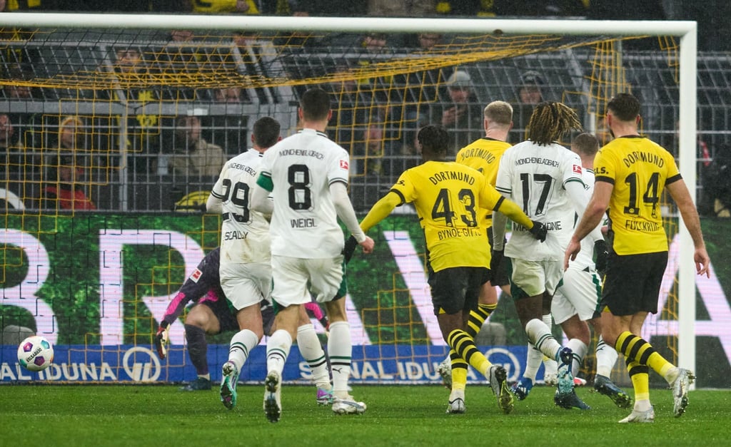 Jamie Bynoe-Gittens (3.r.) erzielte das dritte BVB-Tor im Borussia-Duell.