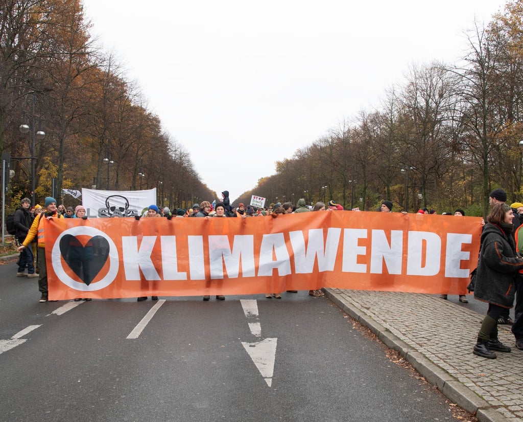 Aktivisten der Klimaschutzgruppe "Letzte Generation" und anderer Gruppierungen blockieren die Straße des 17. Juni.