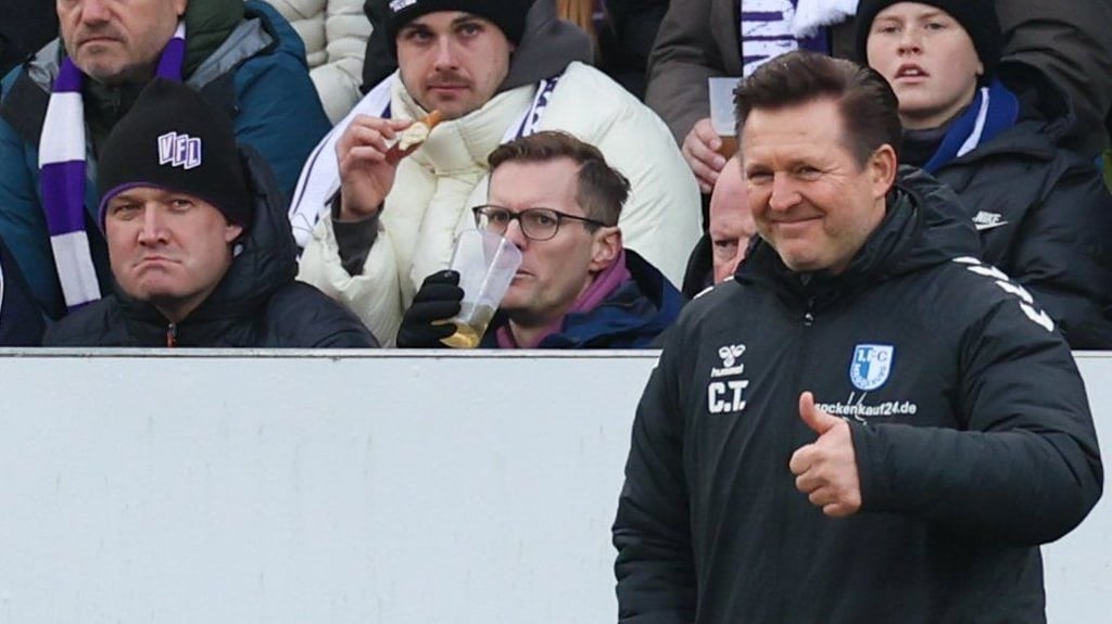 Daumen hoch für sein Team vom 1. FC Magdeburg: Trainer Christian Titz war mit der Leistung seiner Mannschaft beim Sieg beim VfL Osnabrück zufrieden.