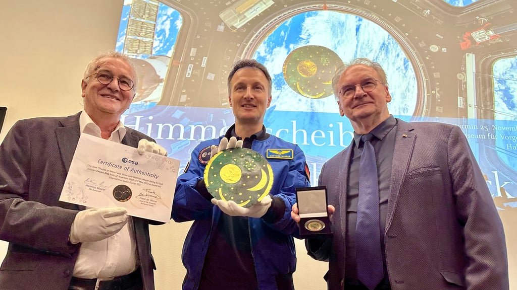Astronaut Matthias Maurer mit Sachsen-Anhalts Ministerpräsidenten Reiner Haseloff (rechts) und Alfred Reichenberger vom Landesmuseum. Haseloff überreichte Maurer die Ehrenmedaille des MP.