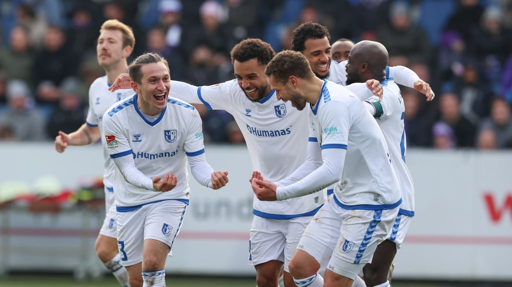 Baris Atik, Herbert Bockhorn und Luc Castaignos feiern ein Tor für den 1. FC Magdeburg beim VfL Osnabrück.