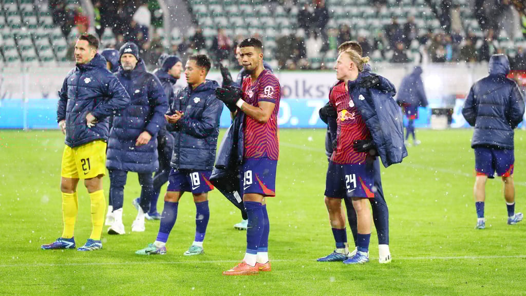 Ratlos im Schneetreiben: RB Leipzig vor der Gästekurve.