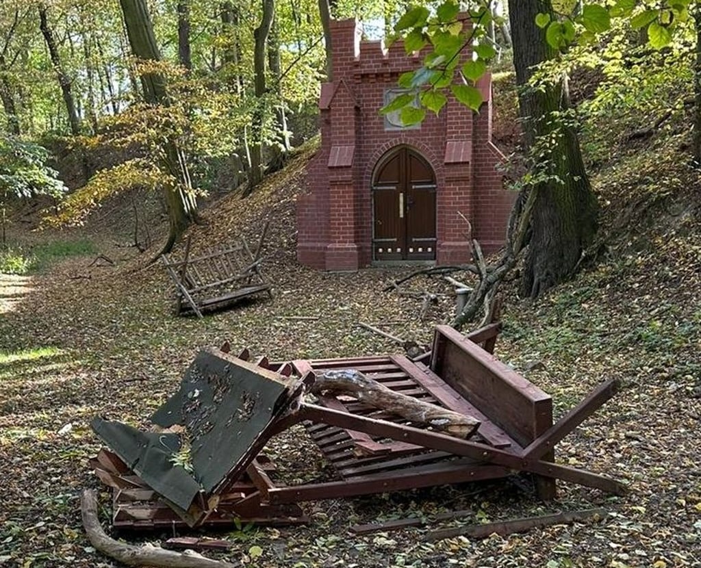 Diese Futterkrippen am Muttlauer Stollen wurden mutwillig zerstört.