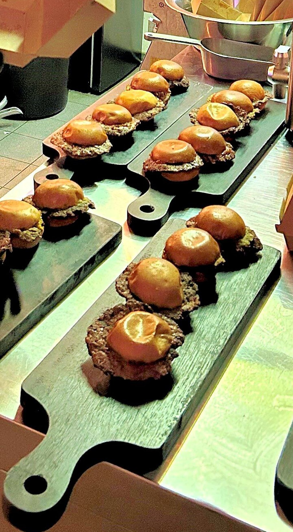 Alle Teilnehmer mussten jeweils fünf kleine Burger essen.