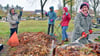 Brigitte Püls (v.l.), Kerstin Zimmermann, Rebecca Dubnjak und Nadine Rooke zählen zu den Helfern, die beim Arbeitseinsatz auf dem Friedhof mit anpacken. Vom Schneeregen ließen sich die Tatkräftigen nicht abhalten.