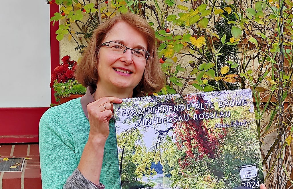 Birgit Rac mit ihrem neuesten Baumkalender. Er ist vor wenigen Wochen erschienen.