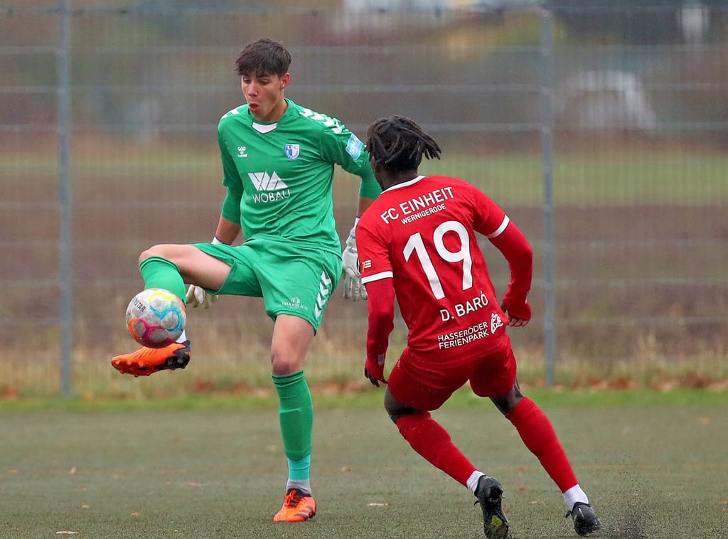 Musste einmal hinter sich greifen, gewann trotzdem mit dem 1. FC Magdeburg II: Torhüter Robert Kampa (l.), hier im Duell mit Bocar Baró von Einheit Wernigerode.