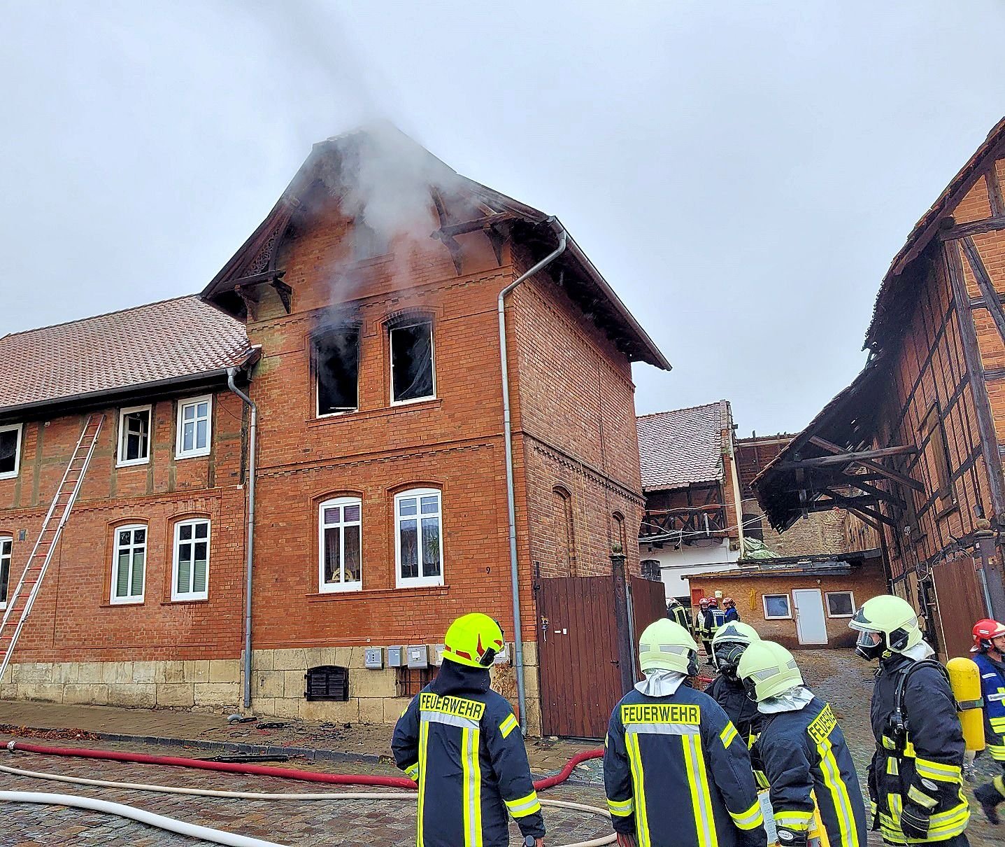 Brand : Haus Nach Feuer Unbewohnbar - 23 Menschen Gerettet Und Spontan ...