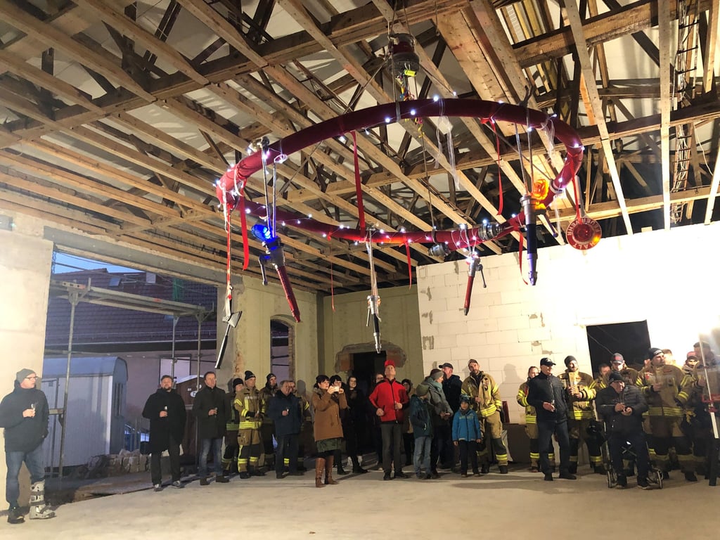 Ein Richtkranz aus Feuerwehr-Utensilien hing beim Richtfest im zukünftigen Esperstedter Gerätehaus an den Balken.