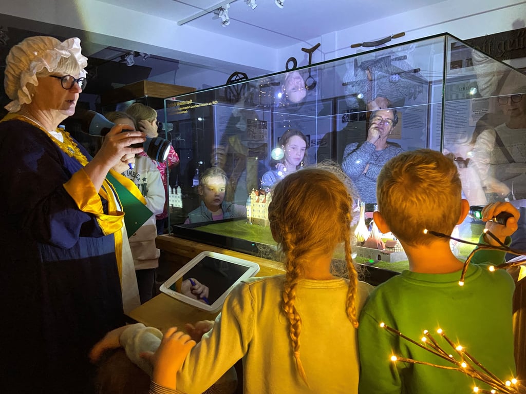 Hinter einem Vorhang versteckt sich ein weiterer Ausstellungsraum und viel Geschichte der historischen Schlossdomäne.