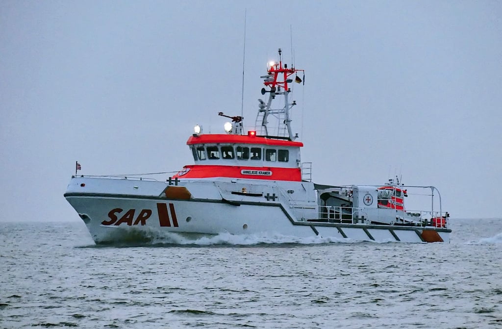 Der Seenotrettungskreuzer „Anneliese Kramer“ von der DGzRS auf der Nordsee im Einsatz.