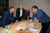 Jan Korte (Linke), Bürgermeister Andreas Dittmann (SPD), Stadtrat Alfred Schild lassen sich von Sören Klausnitzer vom Grünflächenamt die Pläne für die Neugestaltung der Zerbster Parkanlage erläutern