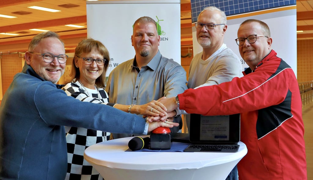 Maik Gericke (BHC), Claudia Walsleben (HKC), Frank Nase, Peter Schreiber (TSV) und Olaf Rudolph vom Modellbahnverein hahen das W-Lan-Netz in der Mittellandhalle offiziell in Betrieb genommen.