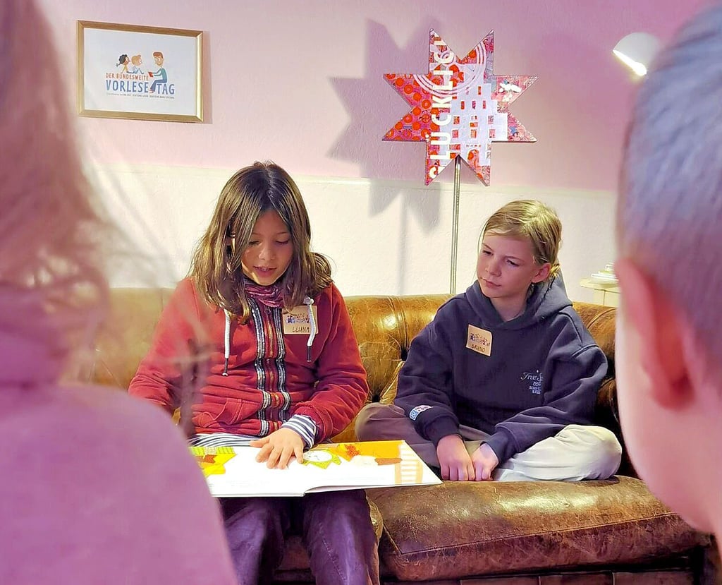 Bruno Kadow (10, rechts) und seine Klassenkameradin Lluna haben am bundesweiten Vorlesetag für Interessenten in der ehemaligen Schlachterei in Beetzendorf gelesen.
