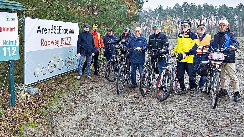 Ein Bild mit Symbolkraft, geht es doch um ein brandgefährliches Thema: Auf einem zweiten Banner an der B190 wird der „ArendSEEhausen Radweg JETZT!“ gefordert. In unmittelbarer Nähe des Urlaubsgebiets entsteht die A14-Nordverlängerung Magdeburg-Schwerin. Der Autoverkehr wird zunehmen.