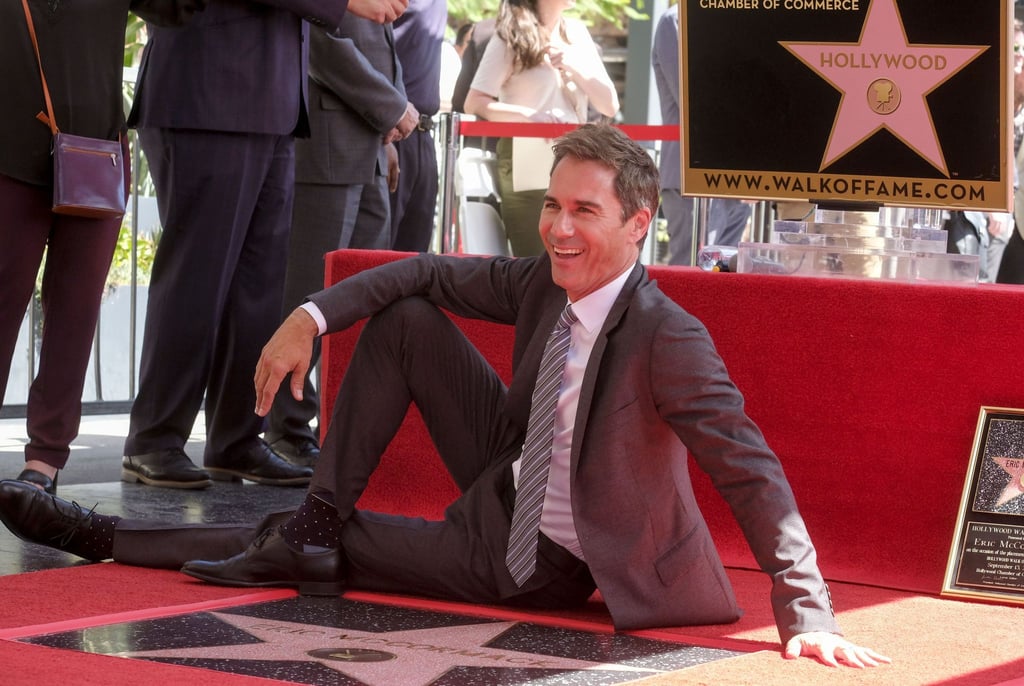 Eric McCormack posiert vor seinem Stern in Hollywood (2018).