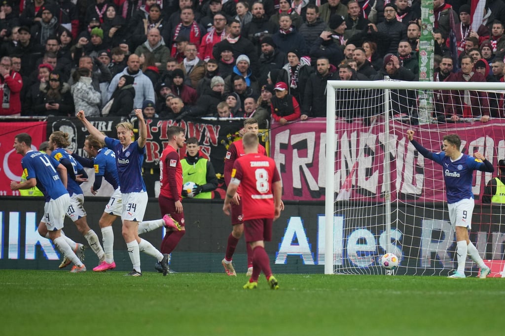 Holstein Kiel überzeugte in Kaiserslautern mit einem 3:0-Sieg.