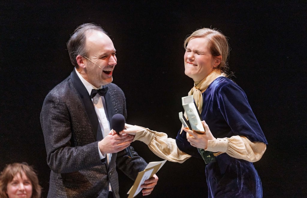 Felix Knop überreicht Fritzi Haberlandt den Deutschen Theaterpreis „Der Faust“ für ihre Rolle in „Angabe der Person“ am Deutschen Theater Berlin.