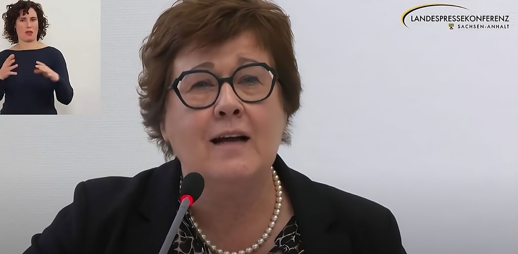 Petra Grimm-Benne bei der Pressekonferenz zum Gesundheitskabinett in Magdeburg.