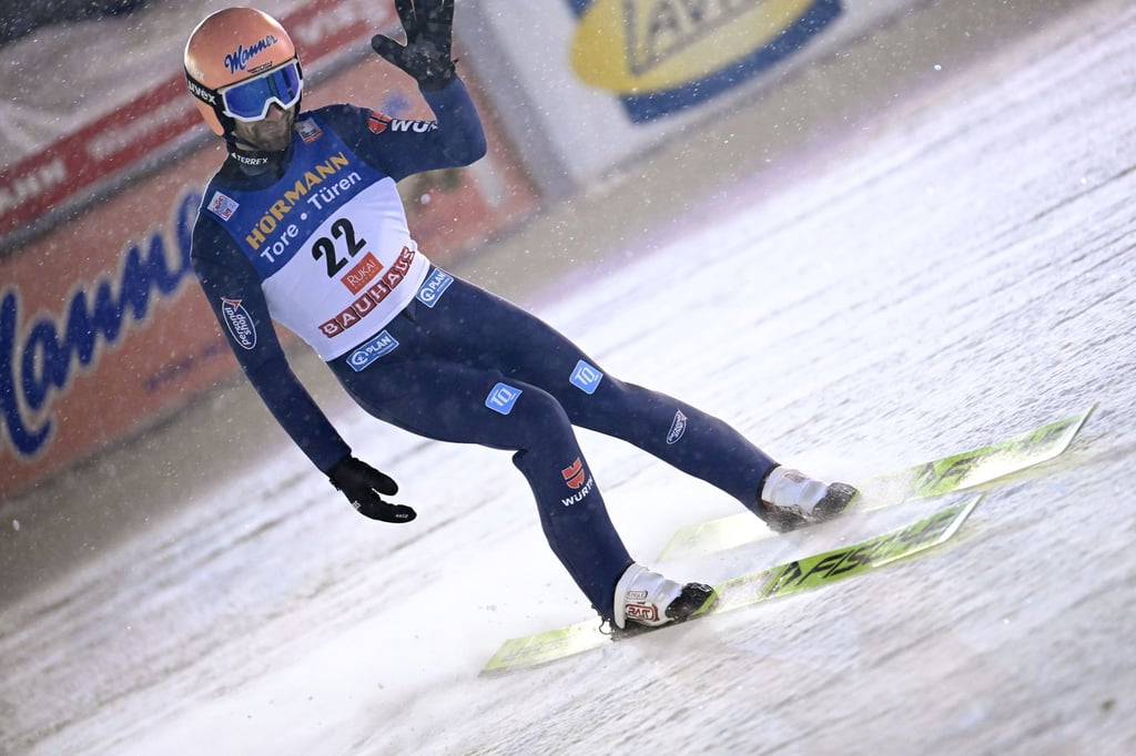 Skispringer Pius Paschke freut sich nach seinem zweiten Sprung.