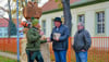 Holzkünstler Andreas Uhde aus Remkersleben übergibt die von ihm geschaffene Eule an Ortsbürgermeister Tino Bauer und Amtsleiter Olaf Küpper.