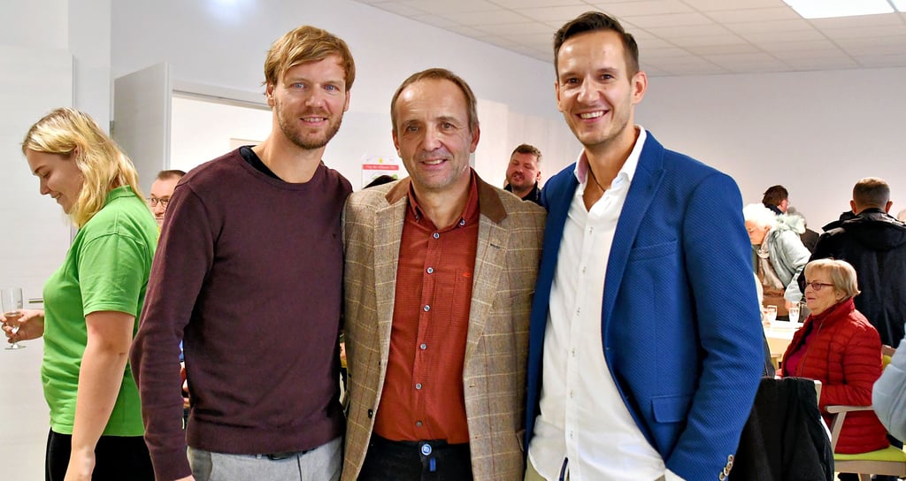 Marc (von links), Detlef und Tim Pfeiffer (Drei FFF Immobilien) sind zufrieden. Trotz der Wirtschaftskrise haben sie es geschafft, die Seniorenwohnanlage in Oebisfelde innerhalb eines Jahres fertigzustellen.