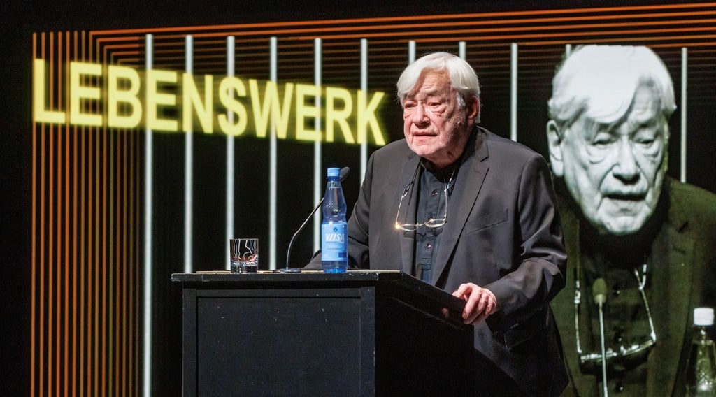 Der Dramaturg Klaus Zehelein hält nach dem Erhalt des Deutschen Theaterpreis seine Dankesrede.