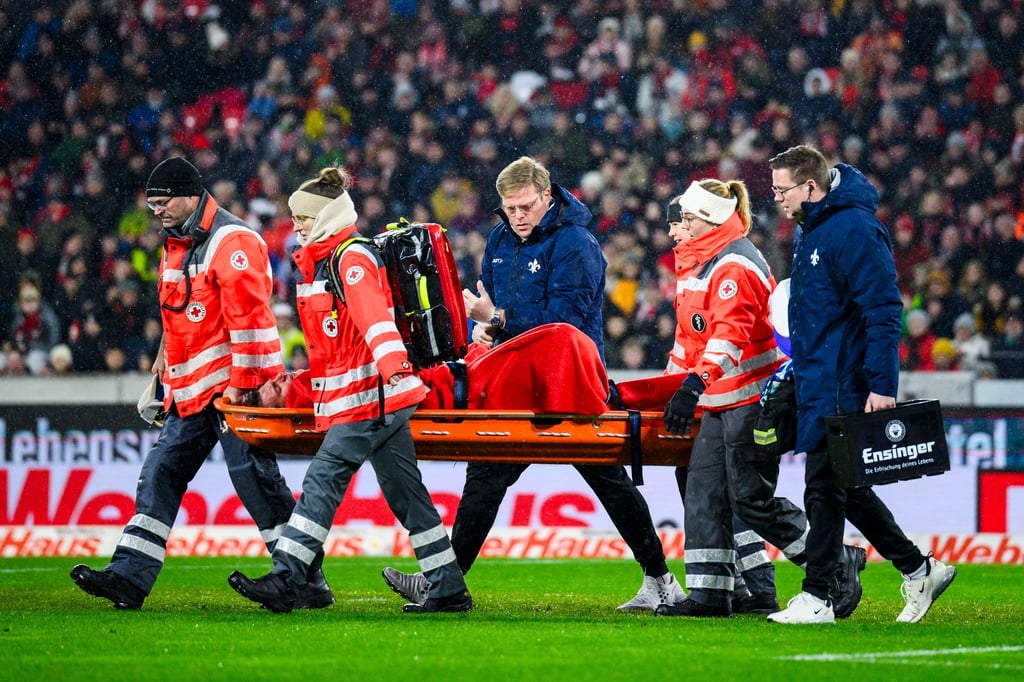 Darmstadts Christoph Zimmermann wird verletzt vom Platz getragen.